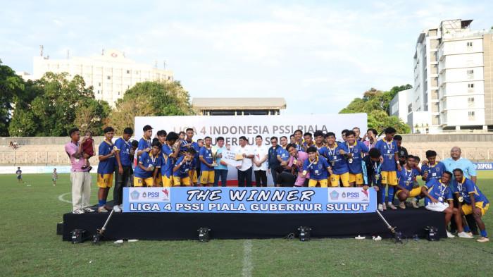 SERAHKAN: Gubernur Sulawesi Utara Yulius Selvanus Komaling menyerahkan trofi Liga 4 Piala Gubernur Sulut kepada Persma Manado, Minggu 19 April 2026. Akan wakili Sulut ke Liga 4 Nasional.