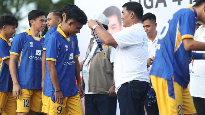 SERAHKAN: Gubernur Sulawesi Utara Yulius Selvanus Komaling menyerahkan trofi Liga 4 Piala Gubernur Sulut kepada Persma Manado, Minggu 19 April 2026. Akan wakili Sulut ke Liga 4 Nasional.