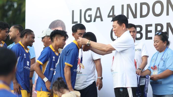 SERAHKAN: Wakil Gubernur Sulawesi Utara Victor Mailangkay menyerahkan trofi Liga 4 Piala Gubernur Sulut kepada Persma Manado, Minggu 19 April 2026. Akan wakili Sulut ke Liga 4 Nasional.