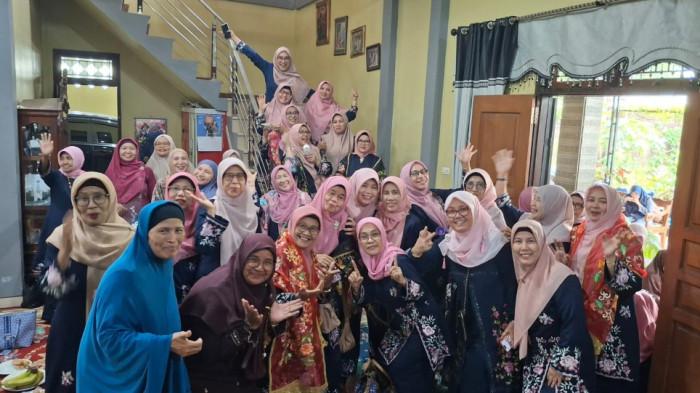 Momen foto bersama Ikatan Keluarga Kurai V Jorong Bukittinggi Pekanbaru (IKKP)
