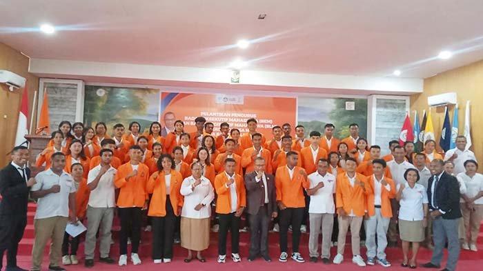 FOTO BERSAMA-Rektor Universitas Nusa Nipa (Unipa), Geri Gobang, para dosen dan mahasiswa foto bersama usai pelantikan BEM dan BLM, di Aula Nawacita, Senin, 9 September 2024.
