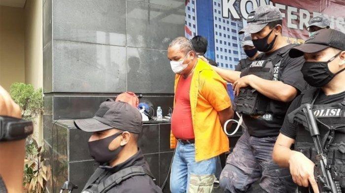 Polisi menggiring John Kei setelah dihadirkan bersama anggota kelompoknya dalam rilis perkara yang dipimpin Kapolda Metro Jaya Irjen Nana Sudjana di Polda Metro Jaya, Jakarta Selatan, Senin (22/6/2020). John Kei bertanggung jawab dalam kasus penganiayaan, permufakatan jahat, pembunuhan berencana terhadap Nus Kei dan anak buahnya, ER. ER tewas di Kosambi, Cengkareng, Minggu (21/6/2020). (TRIBUNJAKARTA.COM/Annas Furqon Hakim)