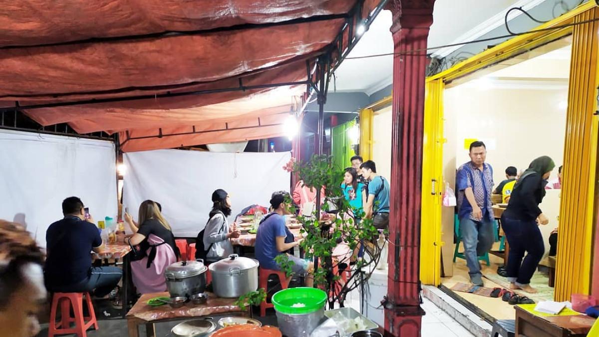 Ayam & Bebek Goreng Pak Amad, satu tempat makan siang legendaris di Semarang Jawa Tengah.
