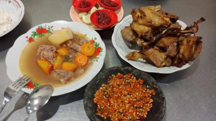 Seporsi hidangan istimewa Ayam Goreng Pak Supar, Semarang untuk makan siang enak.