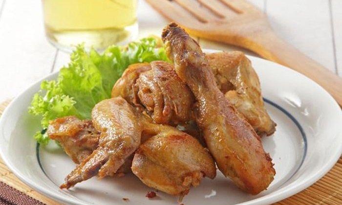 Ilustrasi sajian ayam goreng.