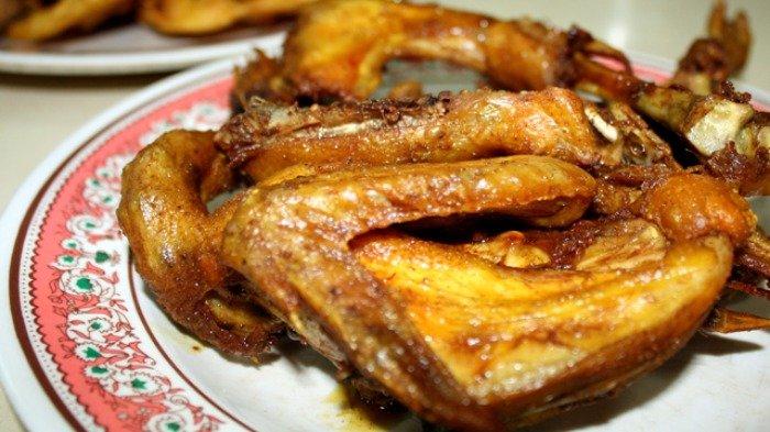 Ilustrasi ayam goreng untuk makan siang enak di Semarang.