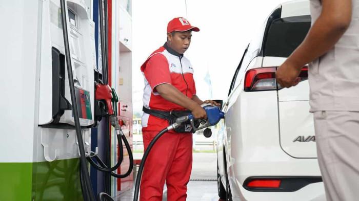 APRESIASI PENINDAKAN - Petugas saat melakukan pengisian BBM di SPBU. Pertamina Patra Niaga mengapresiasi langkah cepat dan tegas Polresta Banyuwangi dalam upaya membongkar sindikat penimbunan BBM subsidi dalam operasi intensif sepekan terakhir.