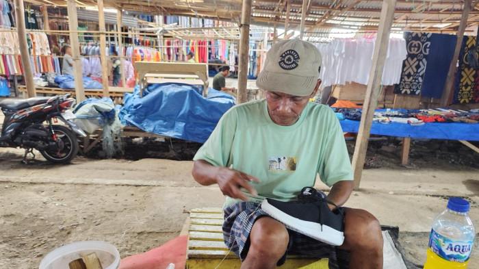 Hamidun Diko (53) sudah 29 tahun menjadi pejahit sepatu ffffff8888