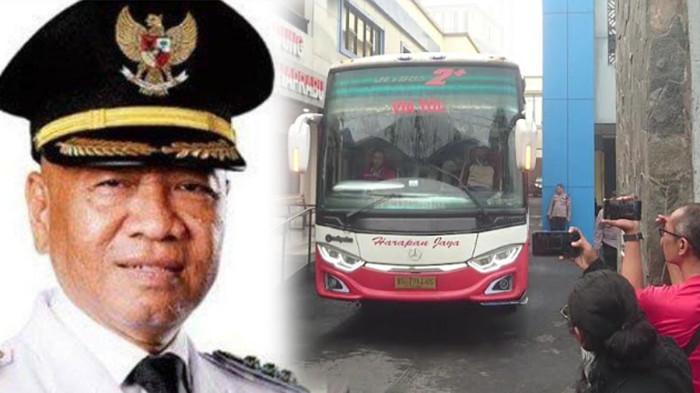MEMBAWA PEJABAT - Bus PO Harapan Jaya keluar dari Markas Polres Tulungagung membawa para pejabat yang selesai diperiksa Komisi Pemberantasan Korupsi (KPK), Sabtu (11/4/2026) pukul 06.35 WIB. Mereka diperiksa terkait operasi tangkap tangan yang dilakukan KPK terhadap Bupati Tulungagung, Gatut Sunu Wibowo. Foto kiri: Bupati Gatut Sunu Wibowo.