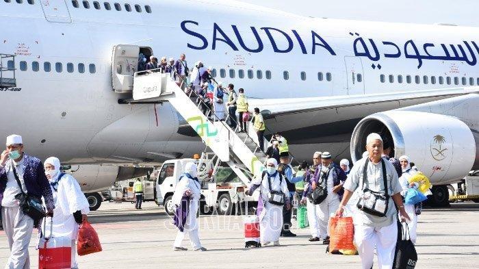 PEMULANGAN JEMAAH HAJI - Jemaah Haji Indonesia tahun 2024 dengan pesawat Saudia Airlines tiba di Tanah Air, Indonesia. Wakil Pengendali Teknis Bidang Media Center Haji (MCH) PPIH Arab Saudi, Akhmad Fauzin, melaporkan pemulangan jemaah haji tahun 2025 ke Tanah Air dimulai pada Rabu, 11 Juni 2025, dengan tujuh kelompok terbang (kloter) untuk gelombang pertama. 