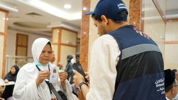 KARTU NUSUK - Syarikah atau penyedia layanan haji di Madinah memfoto jamaah haji yang sudah  mendapatkan kartu nusuk, Jumat (2/5/2025) malam. Kartu nusuk ini wajib dibawa saat di Tanah Suci.