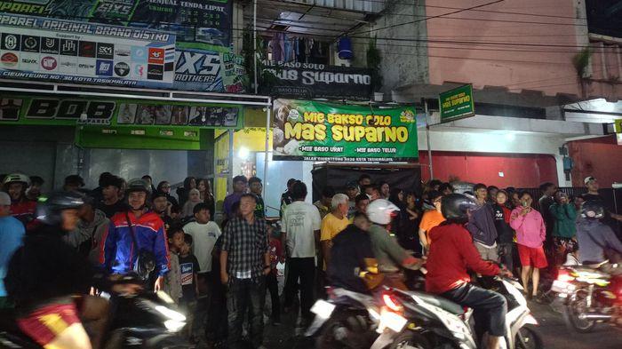 TUKANG BAKSO DICULIK - Warga sekitar tengah berkumpul di tempat kejadian perkara dugaan penculikan tukang bakso berlokasi di Jalan Cieunteung, tepatnya di Kampung Sawah Lempay, Cilembang, Kecamatan Cihideung, Kota Tasikmalaya, Minggu (19/4/2026) malam.
