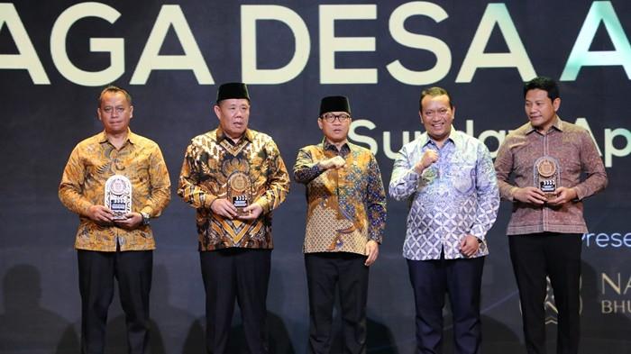 PENGHARGAAN NASIONAL -- Gubernur Babel, Hidayat Arsani saat menerima Penghargaan Tingkat Nasional  Provinsi Terbaik atas Penilaian Rasio Tertinggi Film Pendek Jaga Desa tingkat Provinsi tahun 2026 di Grand Ballroom Fairmont, Gelora Senayan, Jakarta, Minggu (19/4/2026).