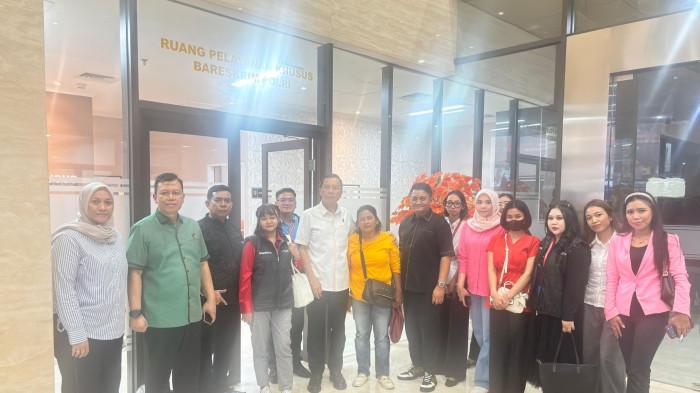 BERTEMU KAPOLRI - Romiyanto, kuasa hukum, bersama keluarga korban pemerkosaan oknum polisi di Jambi, seusai bertemu Kapolri di Jakarta, pada Kamis (16/4/2026). Rombongan meluncur ke Jambi pada Jumat (17/4/2026).