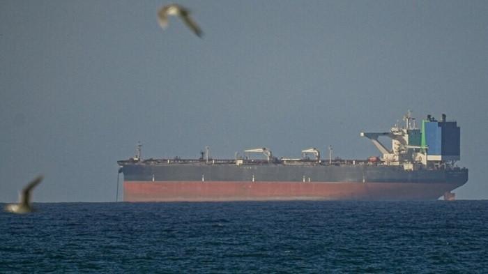 SELAT HORMUZ - Sebuah kapal tanker China yang masuk dalam daftar sanksi AS melintasi Selat Hormuz pada hari Selasa(14/4/2026).