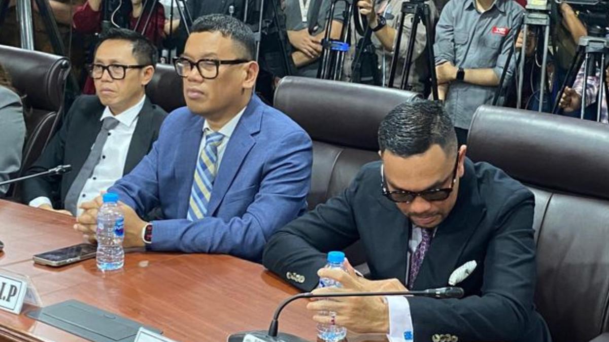 DRAMA SIDANG MKD - Tertangkap kamera, begini reaksi Uya Kuya dan Ahmad Sahroni di Sidang MKD DPR, Uya Kuya tertunduk menangis, Ahmad Sahroni ambil hikmah.