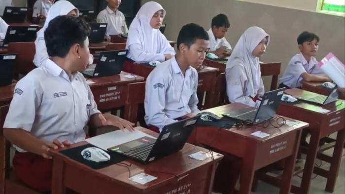 TKA SD DI CIREBON - Hari pertama pelaksanaan Tes Kemampuan Akademikaaa