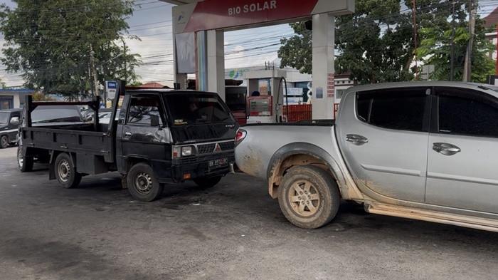 PENGISIAN SOLAR -- Antrean kendaraan sejak subuh di SPBU Selindung Baru, Pangkalpinang. Truk-truk mendominasi pengisian solar yang disebut habis sebelum pukul 10.00 WIB, sementara penjualan BBM non-subsidi seperti Dexlite dan Pertamina Dex justru turun hingga 50 persen pasca kenaikan harga pada Senin (20/4/2026).