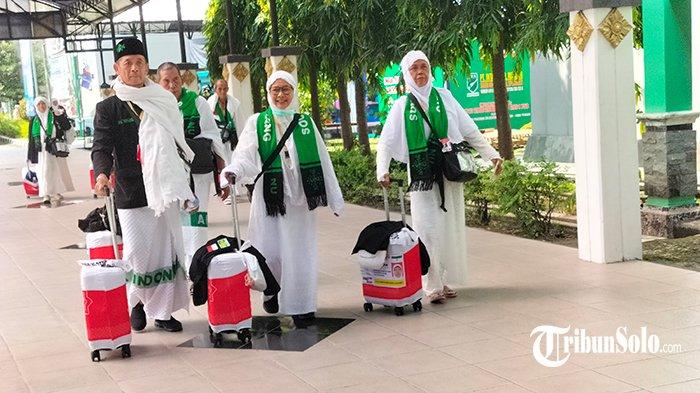 Jemaah Calon Haji (JCH) Embarkasi Solo kloter 45 saat akan diterbangkan ke tanah suci, Jumat (24/5/2024)