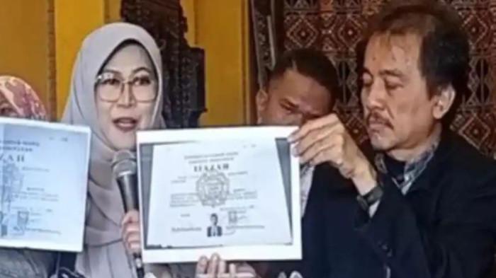 KEJANGGALAN - Pegiat media sosial, Tifauzia Tyassuma atau Dokter Tifa mengungkap anomali terkait ijazah Jokowi dalam konferensi pers di Jakarta, Senin (16/2/2026)