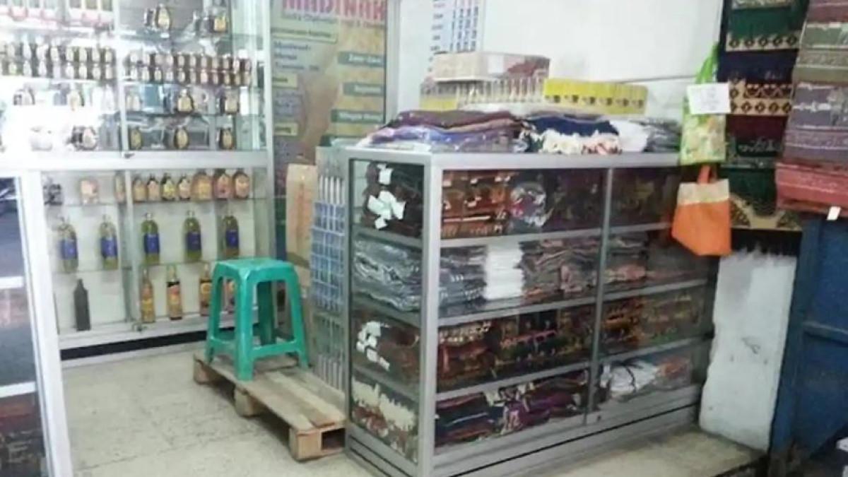 TOKO HAJI - Toko Al Madinah yang ada di Jalan Kapten Mulyadi No 287, Pasar Kliwon, Solo, Jawa Tengah. Berikut rekomendasi toko oleh-oleh haji dan umrah di Solo.