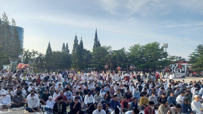 Ratusan jemaah Salat Iduladha di Alun-alun Taman Merdeka (ATM) Pangkalpinang, Minggu (10/7/2022) pagi. (Bangkapos.com/Andini Dwi Hasanah)