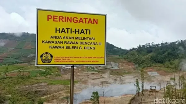 Kawah Sileri di dataran tinggi Dieng. saat ini warga dan wisatawan dilarang mendekati kawah. Foto diunggah Rabu (8/2/2023).