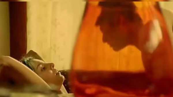 साल २००५ मध्ये आलेल्या चित्रपट 'सिन्स' हीही या यादीत आहे. या चित्रपटातील हॉट आणि बोल्ड सीनमुळे त्याच्यावर बंदी घालण्यात आली होती. चित्रपटात अभिनेत्री सीमाने असे अनेक बोल्ड सीन दिले होते जे आजही अनेक अभिनेत्रींना जमणार नाहीत. हे सीन पाहून अनेकांना धक्का बसला होता.