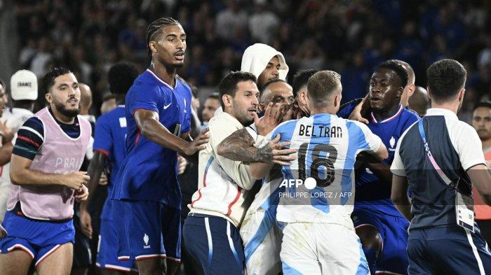Timnas Prancis dan Argentina bereaksi di akhir pertandingan setelah Prancis memenangkan pertandingan perempat final sepak bola putra antara Prancis dan Argentina selama Olimpiade Paris 2024 di Stadion Bordeaux di Bordeaux pada 2 Agustus 2024. (Foto oleh Philippe LOPEZ / AFP)