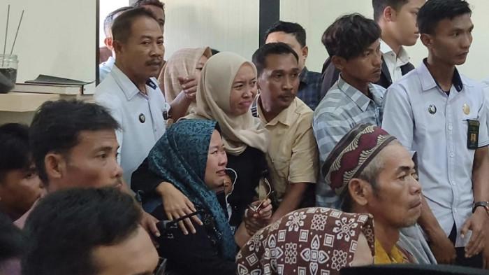 MENANGIS - Ibunda mendiang Farel Danuarta, Kamiyatun (kerudung hijau), menangis saat mendengar putusan hakim dalam sidang vonis perkara tongtek maut di Desa Talun, di Ruang Sidang Anak Pengadilan Negeri (PN) Pati, Senin (20/4/2026). Keluarga korban kecewa karena empat orang terdakwa pengeroyokan yang menewaskan Farel hanya divonis masing-masing tiga tahun penjara.
