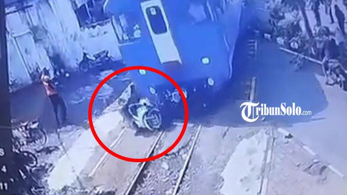 TERSERET 2 METER - Kecelakaan lalu lintas antara KA Batara Kresna dengan sepeda motor Honda Beat terjadi di rel bengkong Purwosari, Solo, Minggu (19/4/2026) pagi. Insiden ini menyebabkan pengendara motor terseret sejauh 2 meter dan penumpang motor terpental.