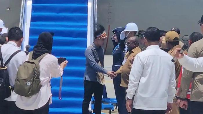 WAPRES GIBRAN - Tampak Wakil Presiden Republik Indonesia, Gibran Rakabuming Raka tiba di Bandar Udara Douw Aturure, Kabupaten Nabire, Papua Tengah, Selasa, (20/4/2026). Wapres akan meninjau sejumlah fasilitas publik dan kantor pemerintah di Nabire lalu melanjutkan perjalanan ke Kabupaten Mimika.