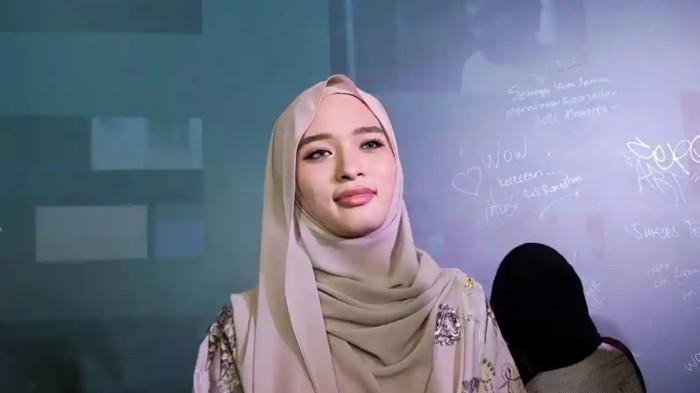 JADI SASARAN HUJATAN - Potret Inara Rusli di kawasan Senayan Jakarta Pusat, Rabu (7/1/2025).