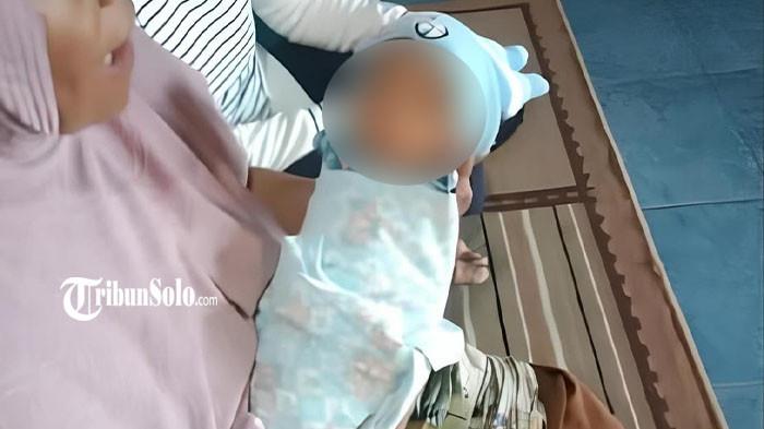 BAYI DIBUANG - Bayi perempuan yang dibuang di depan rumah warga Dusun Kalisongo, Desa Plesan, Kecamatan Nguter, Kabupaten Sukoharjo, Senin (20/4/2026) pagi. Bayi ditemukan dalam sebuah tas dengan kondisi tubuh terbalut kain.