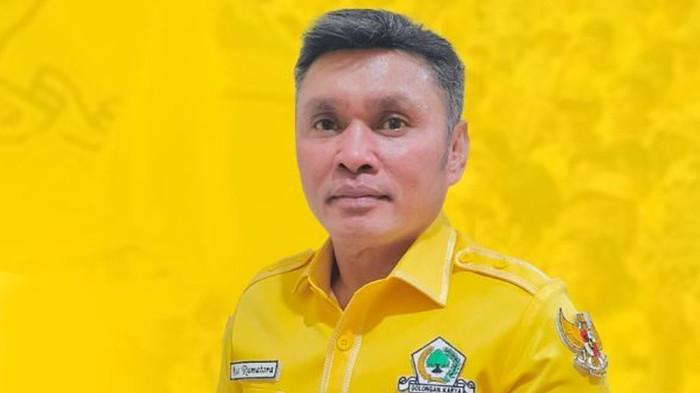 TEWAS DITIKAM – Ketua DPD Golkar Maluku Tenggara, Agrapinus Rumatora atau Nus Kei, tewas ditikam saat berada di Bandara Karel Sadsuitubun pada Minggu (19/4/2026).