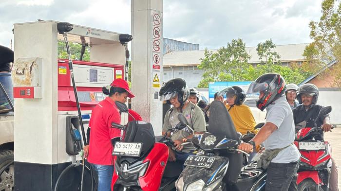 SIAPKAN LANGKAH STRATEGIS - Aktivitas di SPBU Jalan Sengkawit, Tanjung Selor, Kabupaten Bulungan, Kalimantan Utara, belum lama ini. Dalam Rapat dengar Pendapat (RDP) bersama DPRD Kaltara, Pertamina Patra Niaga Kaltim-Kaltara menyiapkan langkah strategis guna mengantisipasi antrean panjang kendaraan di sejumlah SPBU, di Kabupaten Bulungan, Kalimantan Utara, Senin (20/4/2026).