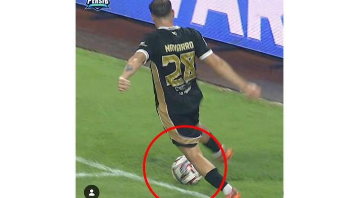 LEWAT GARIS - Tangkapan layar bola terlihat meninggalkan lapangan di laga Persib vs Dewa United yang berujung gol Alex Martins, Senin 20 April 2026.