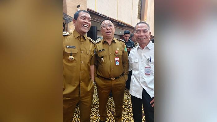 Bupati HSS Syafrudin Noor nampak akrab