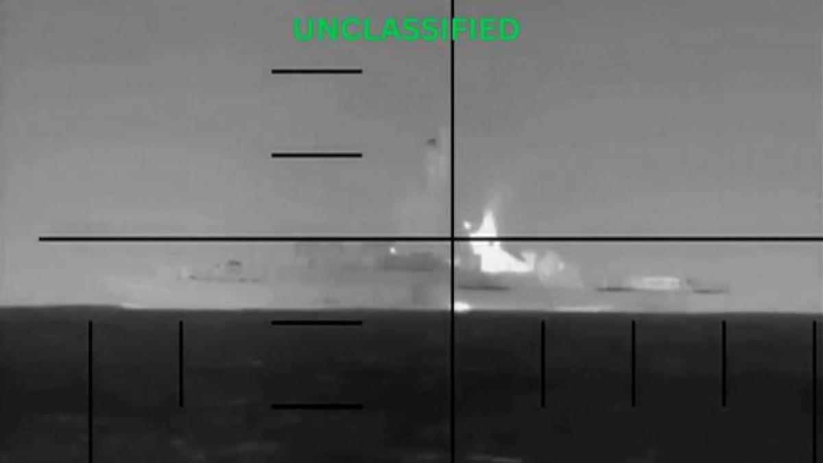 KAPAL IRAN TENGGELAM - Detik-detik kapal perang Iran, Iris Dena, terkena serangan torpedo kapal selam AS di dekat Sri Lanka, Selasa (3/3/2026).