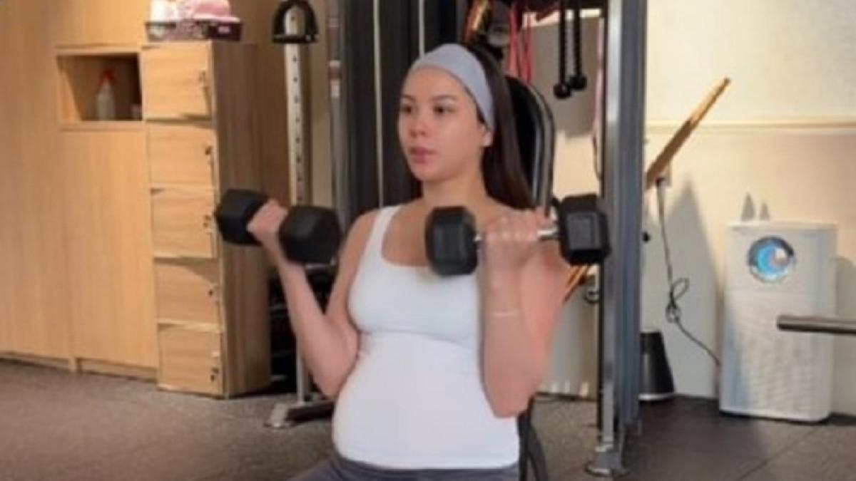 KEHAMILAN ALYSSA DAGUISE -  Saat Hamil, Alyssa Daguise Tetap Rajin Berolahraga