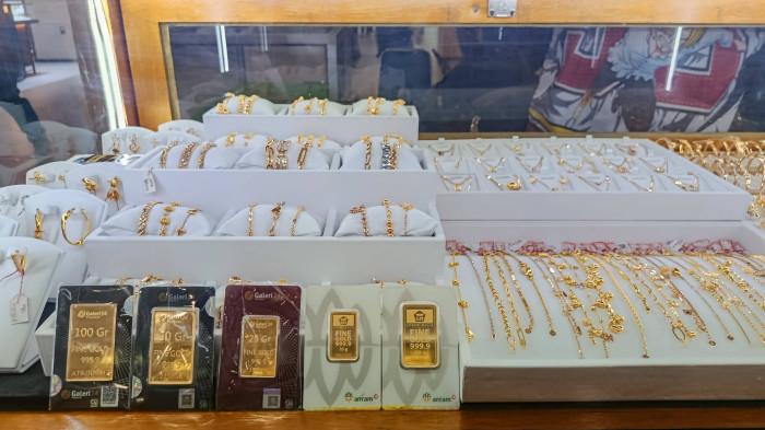 HARGA EMAS - Potret etalase emas Galeri 24 di Bazar Galeri24 di Citimall Gorontalo diambil pada Sabtu (18/4/2026). Harga emas 20 April 2026 terpantau stabil. Antam bertahan di Rp3 juta/gram, UBS dan Galeri 24 ikut stagnan. Ini momentum menarik untuk mulai investasi.