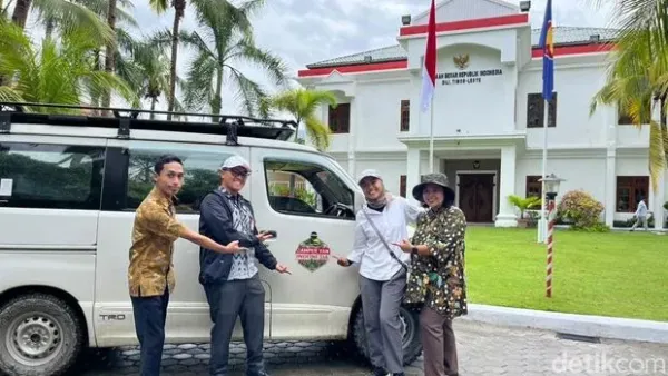 Rahmi Shofia atau dikenal Mimi Campervan saat berkeliling Indonesia