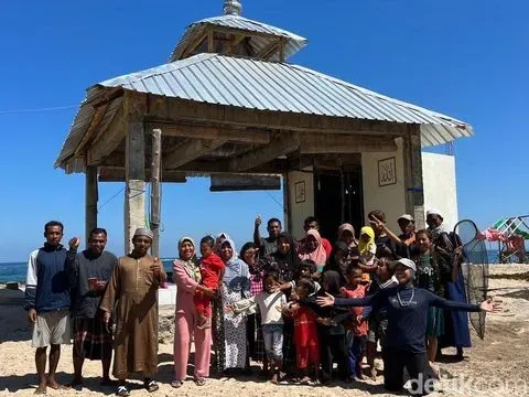 Rahmi Shofia atau dikenal Mimi Campervan saat berkeliling Indonesia