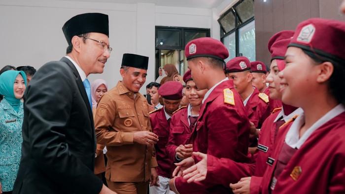 GUS IPUL KE PALU - Menteri Sosial (Mensos) Saifullah Yusuf mengapresiasi Pemerintah Provinsi Sulawesi Tengah dan Pemerintah Kabupaten Sigi atas penyelenggaraan program Sekolah Rakyat.