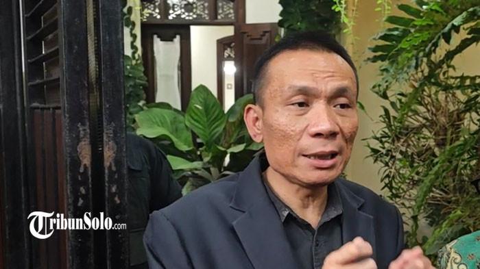 DATANGI JOKOWI - Ahli digital forensik Rismon Sianipar saat mendatangi rumah Presiden ke-7 Indonesia, Joko Widodo (Jokowi), di Sumber, Solo, Rabu (12/3/2026) sore. Rismon merupakan tersangka dalam kasus tudingan ijazah palsu Jokowi yang tengah bergulir di Polda Metro Jaya (PMJ)