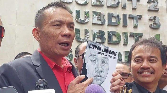PAMER BUKU - Ahli Digital Forensik Rismon Hasiholan Sianipar memamerkan sebuah buku sebelum menjalani pemeriksaan perdananya sebagai tersangka kasus tudingan ijazah palsu Presiden ke-7 RI Joko Widodo di Polda Metro Jaya, Jakarta Selatan, Kamis (13/11/2025). Wapres RI Gibran beri tanggapannya usai Rismon minta maaf dan nyatakan ijazah Jokowi asli.