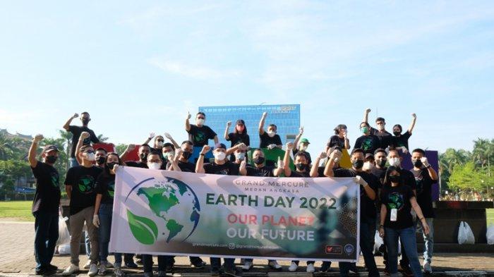 Grand Mercure Medan Angkasa mengusung konsep Clean Up Day #AccorEarthDay #NoMorePlasticHere dengan kegiatan pemungutan sampah plastik di sepanjang jalan menuju Lapangan Merdeka Medan, pada Kamis (12/5/2022).