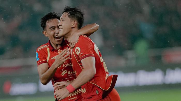 SELEBRASI - Penyerang Persija Jakarta, Eksel Runtukahu (depan) merayakan gol bersama Rayhan Hanan dalam laga Persija Jakarta melawan Persebaya Surabaya, pada pekan ke-27 Super League di Stadion Utama Gelora Bung Karno (SUGBK), Sabtu (12/4/2026) malam WIB.