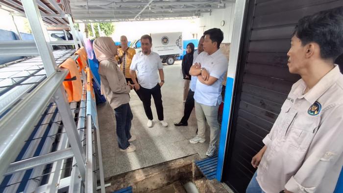 KUNJUNGI DAPUR SPPG - Komisi II DPRD Tarakan dipimpin Simon Patino dan dua anggota DPRD Tarakan Al Rhazali dan Abdul Kadir saat meninjau IPAL milik SPPG Pamusian Yayasan Pangan Emas, Kamis (2/4/2026).