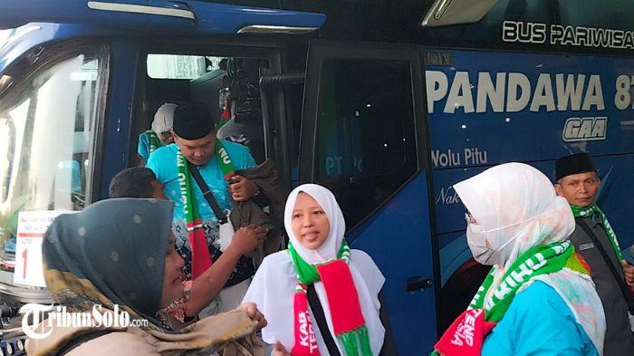 TIBA DI EMBARKASI - Jemaah calon haji kloter pertama tiba di gedung Jeddah Asrama Haji Donohudan, Selasa (21/4/2026). Kedatangan ini menjadi awal rangkaian pemberangkatan jemaah haji melalui Embarkasi Solo tahun ini.
